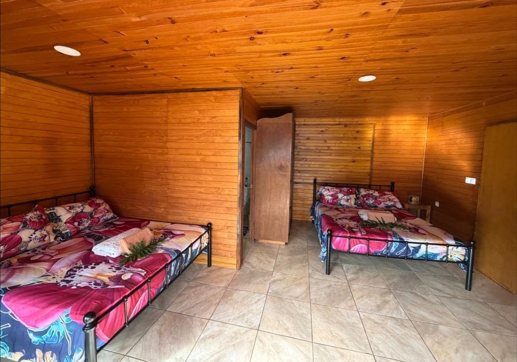 Bungalow Aukena : grande chambre en bois avec deux lits doubles