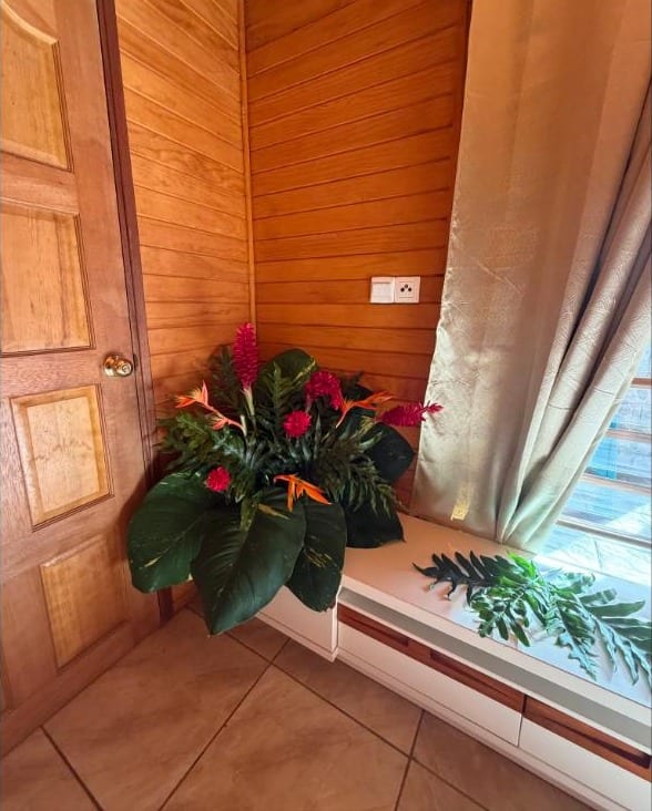 Bungalow Aukena : entrée décorée d’un bouquet de fleurs