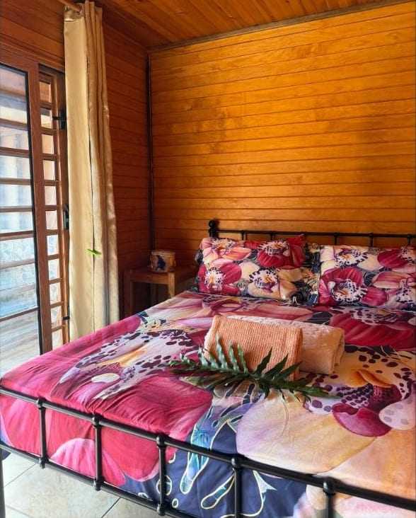 Bungalow Aukena : lit double devant la baie vitrée