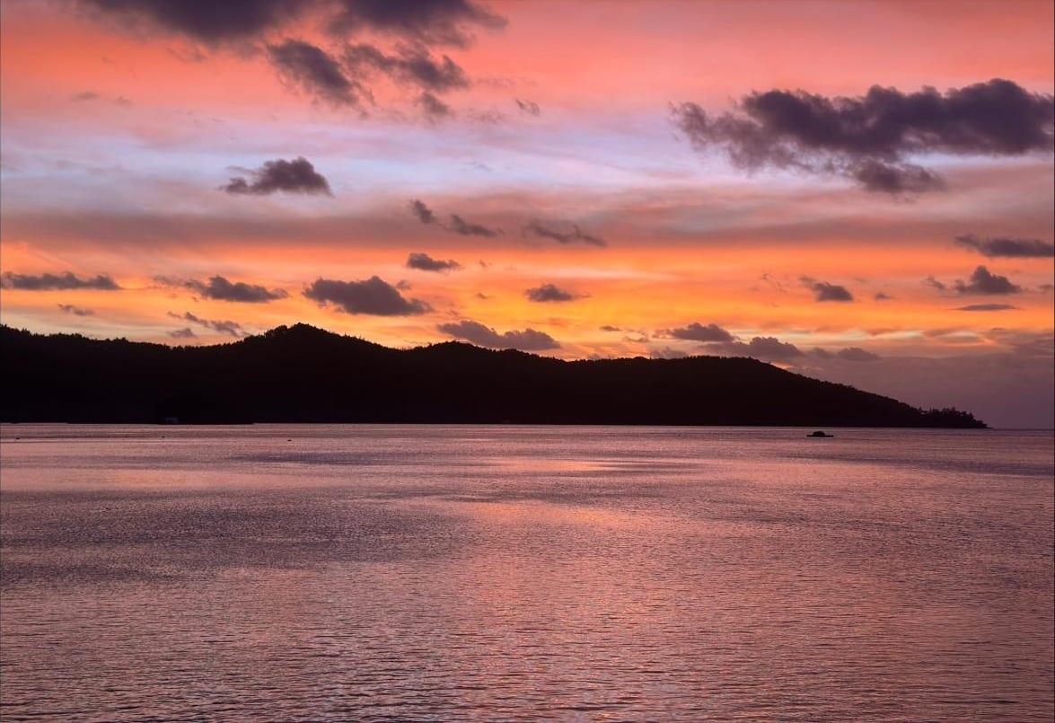 Coucher de soleil orange et rose sur le lagon de Mangareva