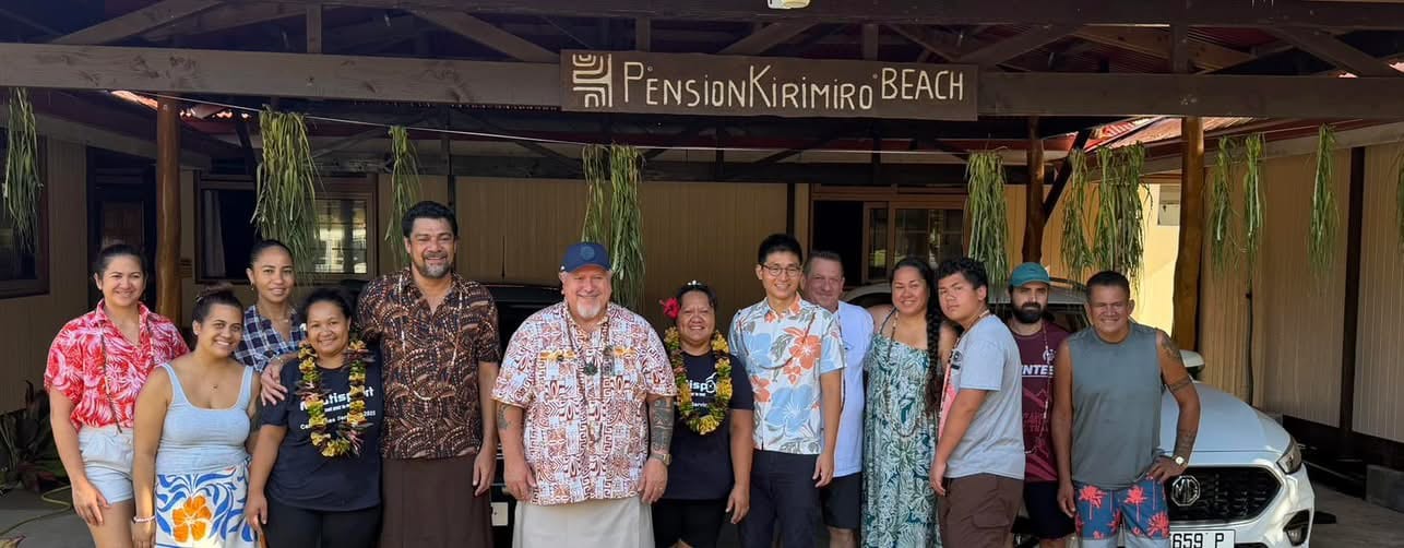 L’équipe et les pensionnaires réunis sous l’enseigne de la Pension Kirimiro Beach