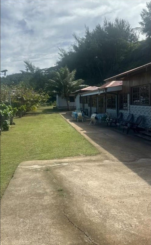 La terrasse extérieure de la pension, face au jardin