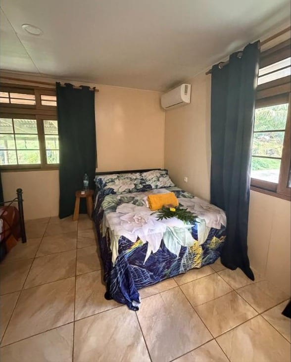 Bungalow Mokoto : lit double, climatisation murale, rideaux sombres