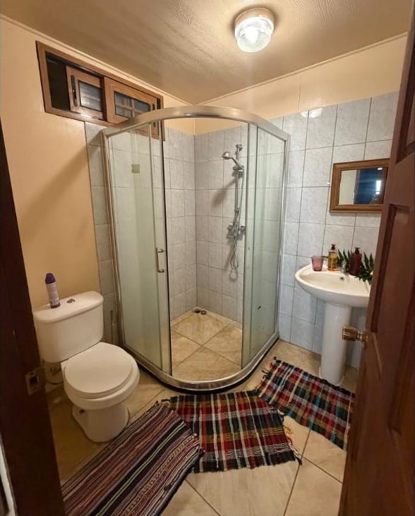 Bungalow Mokoto : salle de bain privée avec douche, lavabo et WC