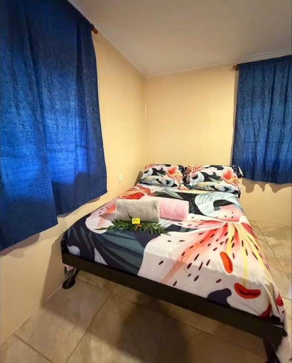 Bungalow Reva : lit double et rideaux bleus