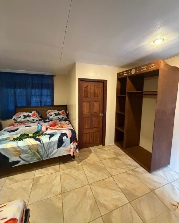 Bungalow Reva : penderie ouverte en bois