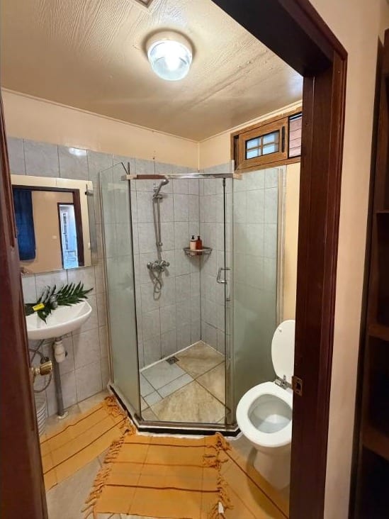Bungalow Reva : salle de bain privée avec douche en cabine