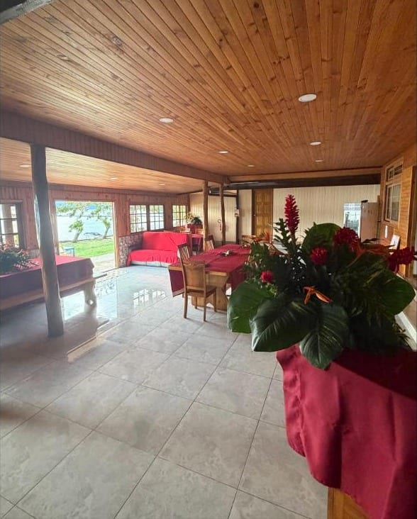 Salle de la pension avec vue sur le lagon par les fenêtres à petits carreaux