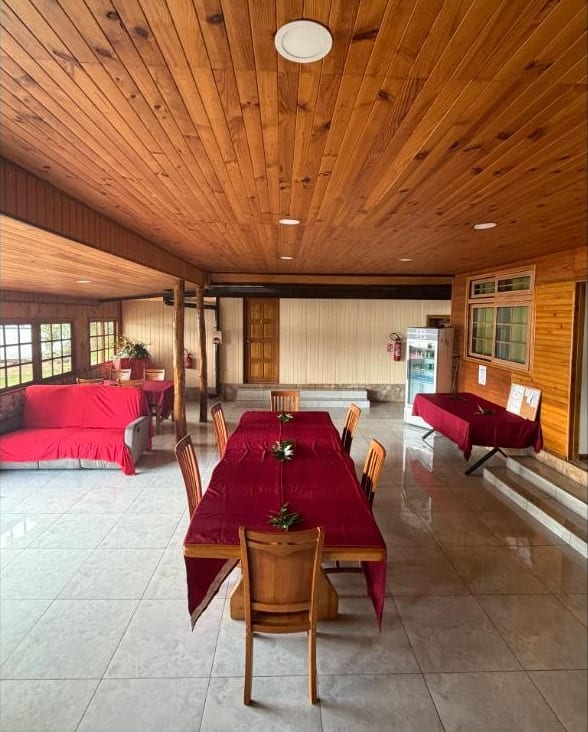 Le coin salon de la salle commune, sous les plafonds en bois