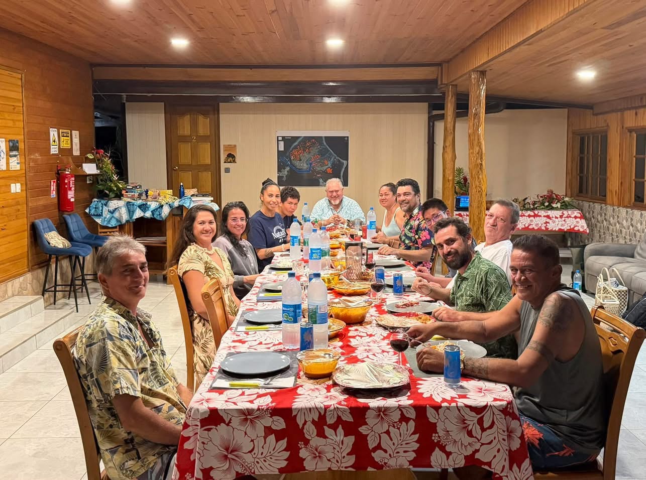 Toute la tablée réunie le soir dans la salle commune, plats au centre