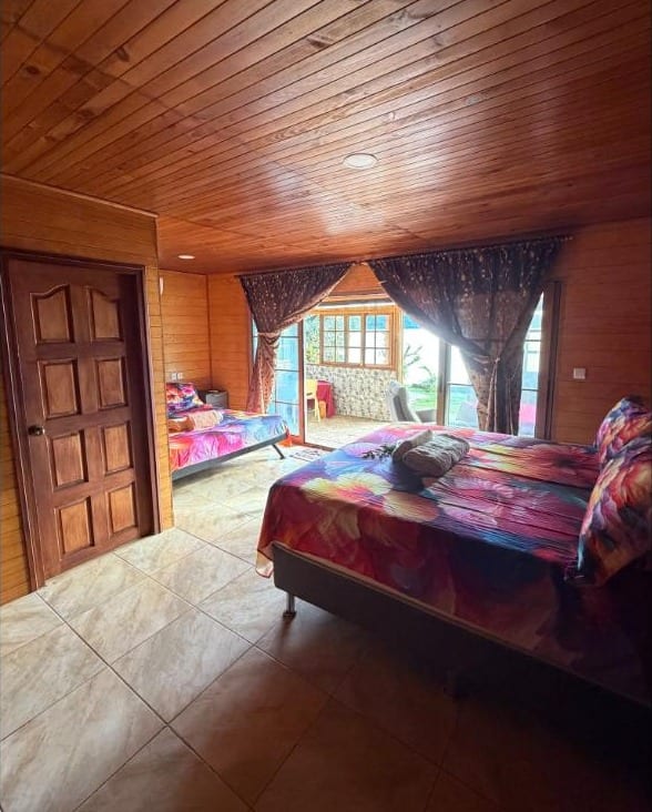 Bungalow Tauna : chambre lambrissée en bois avec lit double