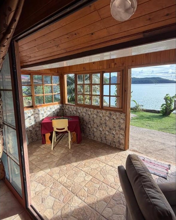 Bungalow Tauna : véranda meublée avec vue sur le lagon
